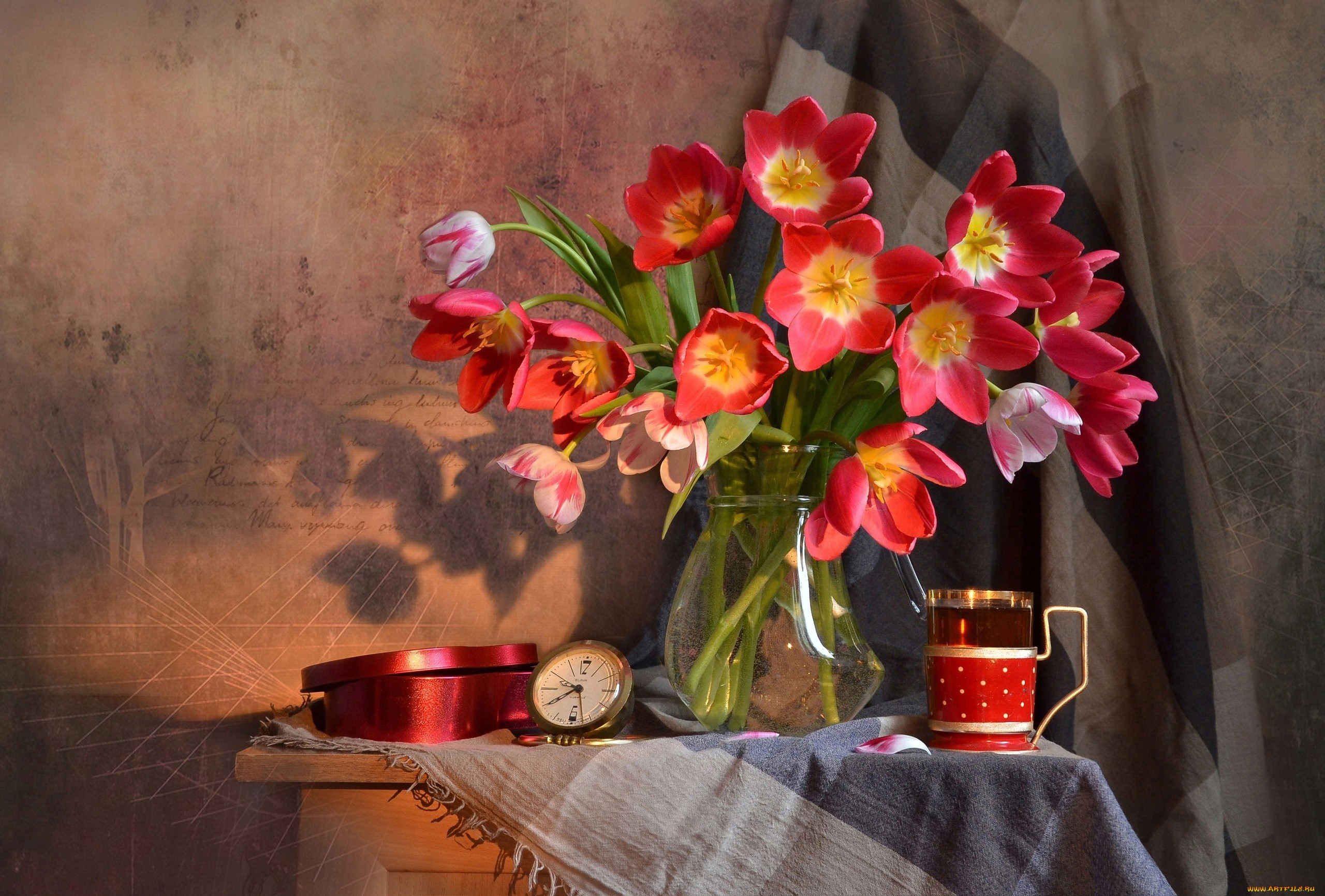 Розы и тюльпаны в одной вазе. Тутунов цветы тюльпаны. Натюрморт с цветами. Натюрморт с тюльпанами. Цветы в кувшине.